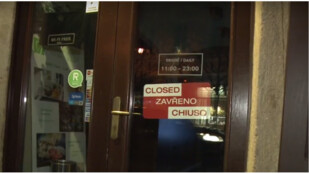 Vláda zavřela restaurace a některé obchody