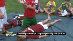 Školáci předvádějí, jak poskytnout první pomoc