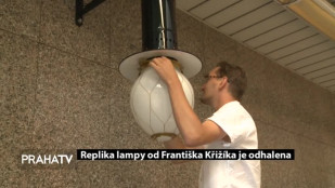 Replika lampy od Františka Křižíka je odhalena