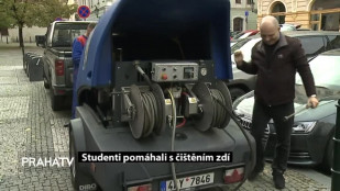 Studenti pomáhali s čištěním zdí