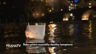 Řeku přání rozsvítily desítky lampionů