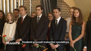 Studenti převzali maturitní vysvědčení