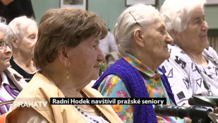 Radní Hodek navštívil pražské seniory