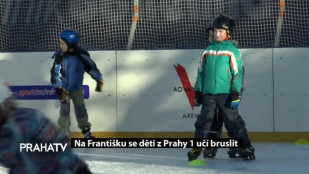 Na Františku se děti z Prahy 1 učí bruslit