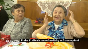 Praha 11 dávala seniorům dárky ze Stromu přání