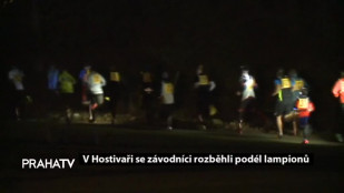 V Hostivaři se závodníci rozběhli podél lampionů