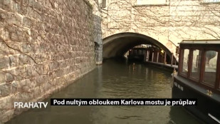 Pod nultým obloukem Karlova mostu je průplav