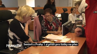 Senioři z Prahy 1 si přišli pro lístky na ples