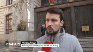 Prostor před Libeňským nádražím na jaře rozkvete