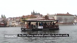 Na Den Vltavy naskákali otužilci do ledové vody