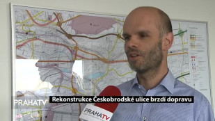 Rekonstrukce Českobrodské ulice brzdí dopravu