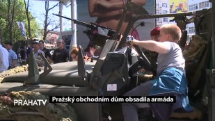 Pražský obchodním dům obsadila armáda 