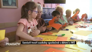 Senioři tvoří ozdoby společně s dětmi z MŠ