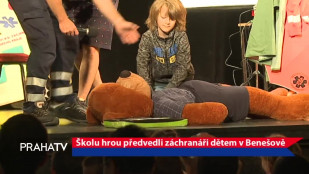 Školu hrou předvedli záchranáři dětem v Benešově