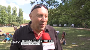 Na Kampě se cvičila jóga