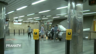 Informační cedule v metru jsou v angličtině