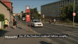 Žáci ZŠ Na Chodovci rozdávali řidičům smajlíky