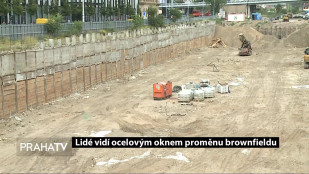 Lidé vidí ocelovým oknem proměnu brownfieldu