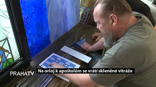 Na orloj k apoštolům se vrátí skleněné vitráže