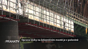 Oprava lávky na železničním mostě je v polovině