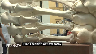 Prahu zdobí třímetrové sochy