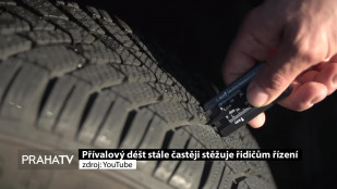 Přívalový déšť stále častěji ztěžuje řidičům řízení 