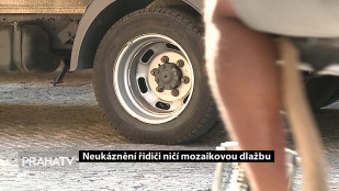 Neukáznění řidiči ničí mozaikovou dlažbu