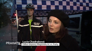 Strážníci si posvítili na chodce a cyklisty