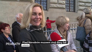 Před Národním muzeem stojí davy lidí