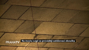 Na mostu Legií se provádějí zatěžovací zkoušky