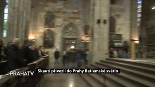 Skauti přivezli do Prahy Betlémské světlo