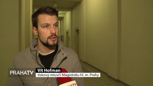 Novoroční ohňostroj v Praze sledovaly tisíce lidí