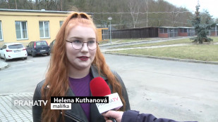 Dívka předala finanční dar psímu útulku