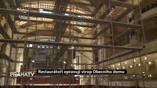 Restaurátoři opravují strop Obecního domu