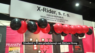 Studenti v Praze představují své fiktivní firmy