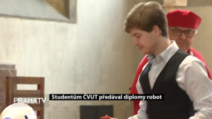 Studentům ČVUT předával diplomy robot