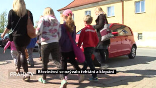 Březiněvsí se ozývalo řehtání a klepání