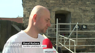Restaurátoři pracují na věžích u Karlova mostu