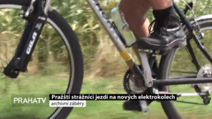 Pražští strážníci jezdí na nových elektrokolech