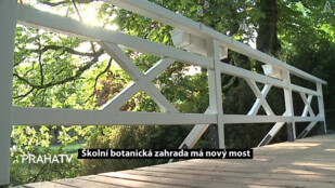 Školní botanická zahrada má nový most