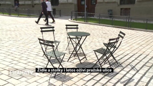 Židle a stolky i letos oživí pražské ulice