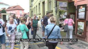 Nejužší uličkou Prahy projdou denně tisíce turistů