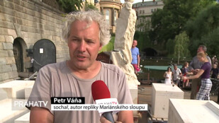 Mariánský sloup připlul po Vltavě