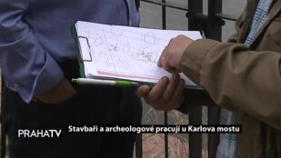 Stavbaři a archeologové pracují u Karlova mostu