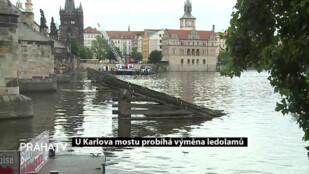 U Karlova mostu probíhá výměna ledolamů
