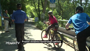 Pražští strážníci kontrolují cyklisty
