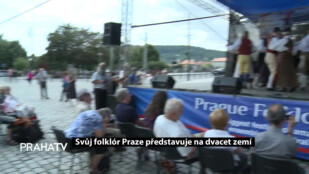Svůj folklór Praze představuje na dvacet zemí