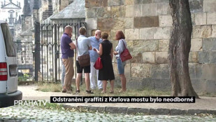 Odstranění graffiti z Karlova mostu bylo neodborné
