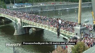 Provazochodkyně šla 35 metrů nad Vltavou