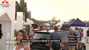 Auta na náplavce lákají k návštěvě